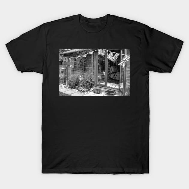 Patriotic log cabin T-Shirt by yackers1